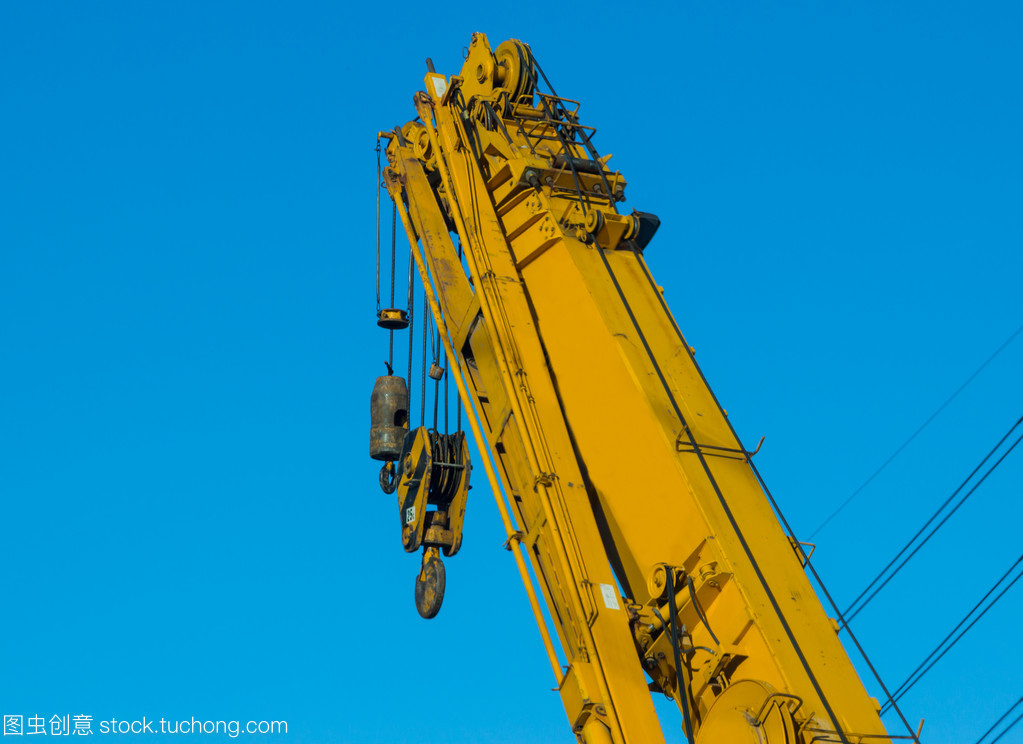 建筑巨人 黄色起重机的工地使命